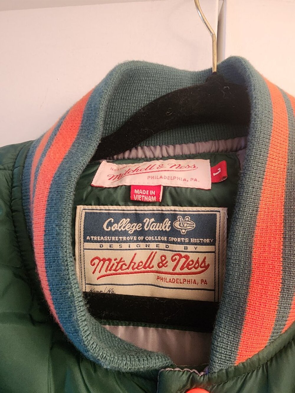 Mitchell & Ness Miami Hurricanes Padded Puffer Vest L Snap Up Bomber Green - Picture 3 of 5